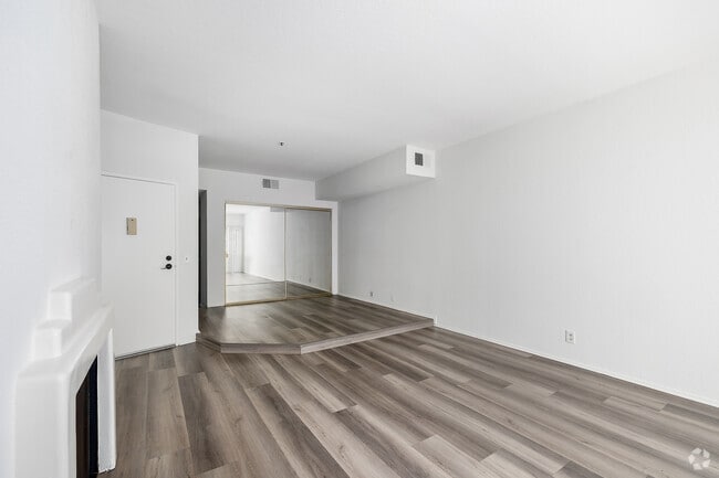 1BR, 1BA - 600SF - Living Room