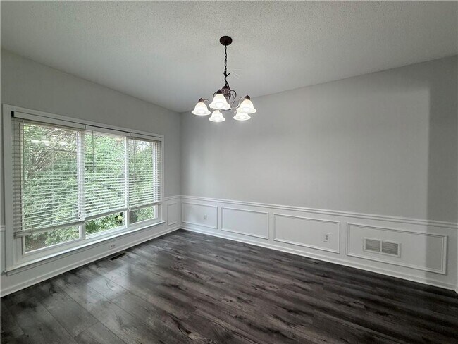 Photo - 175 Sessingham Ln