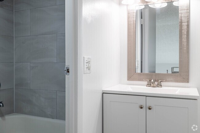 1 BR, 1.5 BA - 820SF
