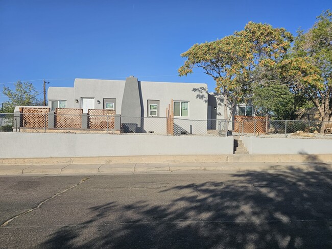 Unidad de la derecha - 241 Estancia Dr NW