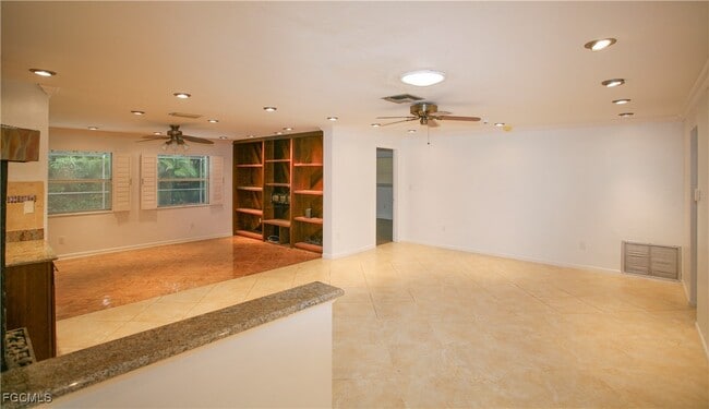 Photo - 1525 Covington Cir E