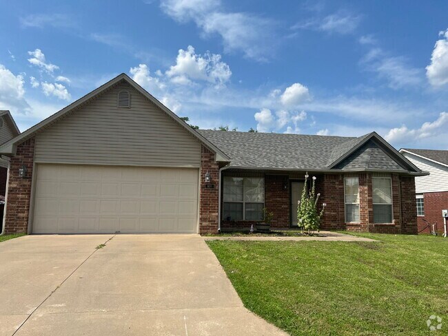 Building Photo - "Charming 3-Bedroom Home with 2 Full Baths...