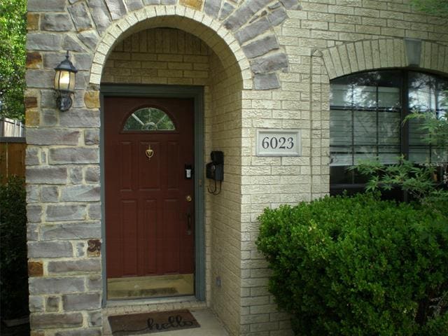 Photo - 6023 Oram St