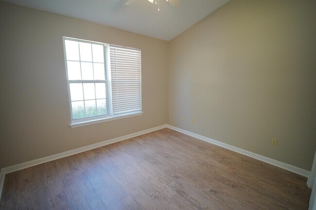 2414 Manzanita Ct