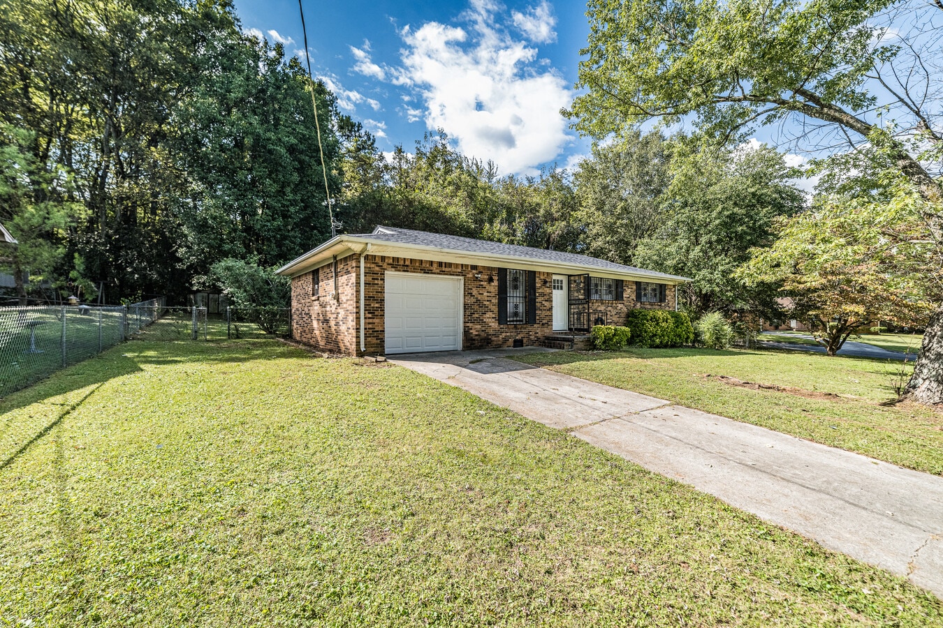 Photo - 2627 Thornhill Rd NW