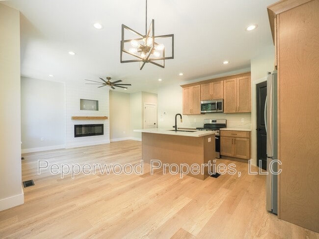 Photo - 933 Ansel St