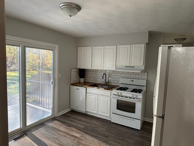 Photo - 895 N Cedar Rd