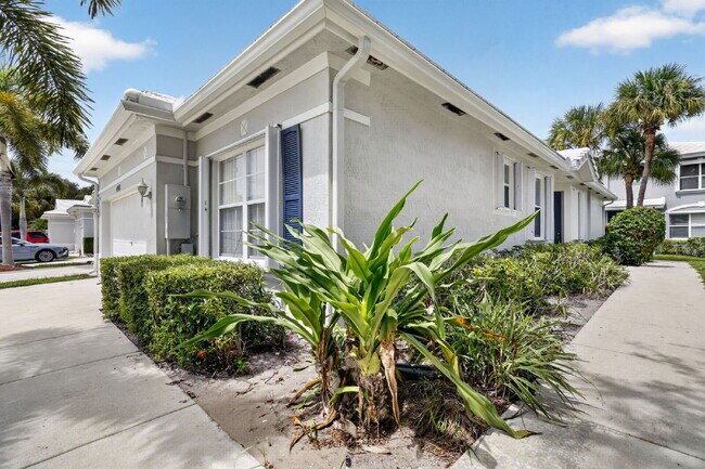 "Charming 2 Bed plus Den, 2-Bath Townhouse with 1500 Sq Ft of Comfort in Greenacres!"