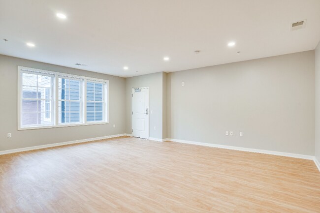 Photo - 2210 Wisconsin Ave NW Unidad 321