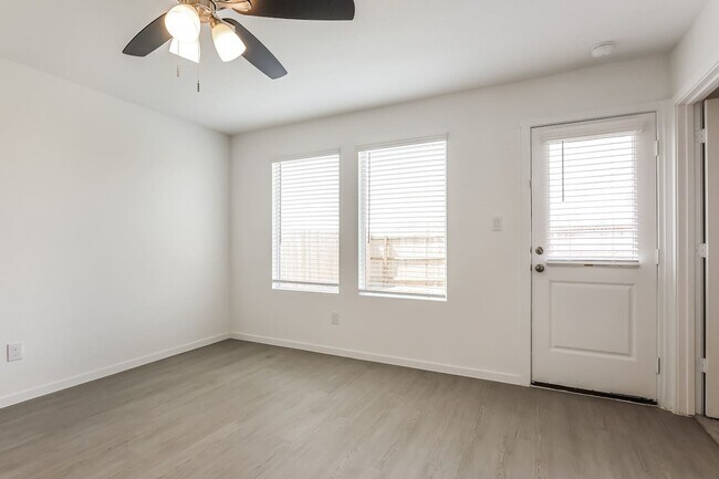 Photo - 3724 Axis Hl St