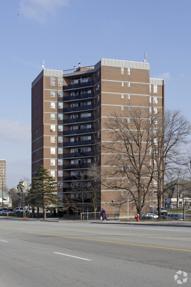 Photo - 3122 Hurontario St