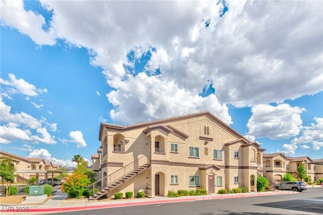 Building Photo - 2291 W Horizon Ridge Pkwy Unit 3114