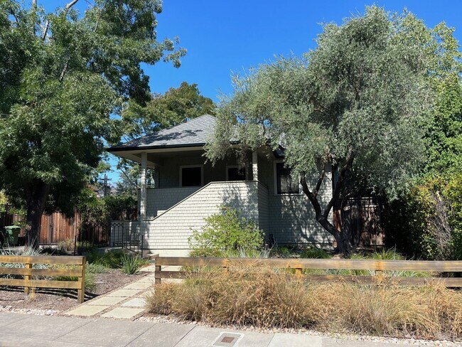 Photo - 3 Bedrooms, 2 Bathrooms Saint Helena Charm with Modern Conveniences