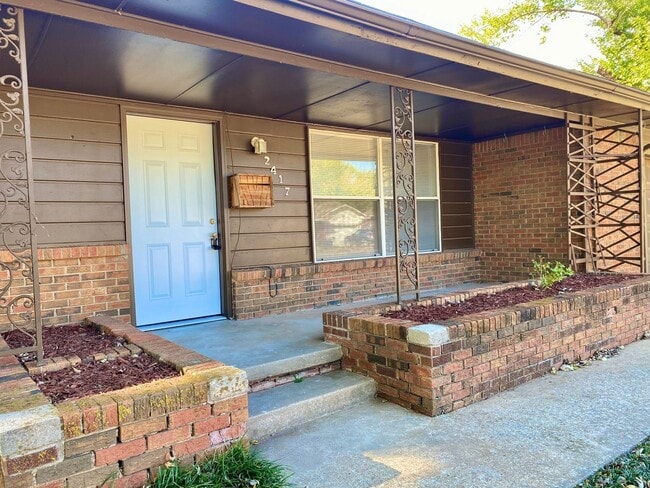 Photo - Spacious 3 bed 1 bath with easy access to ...