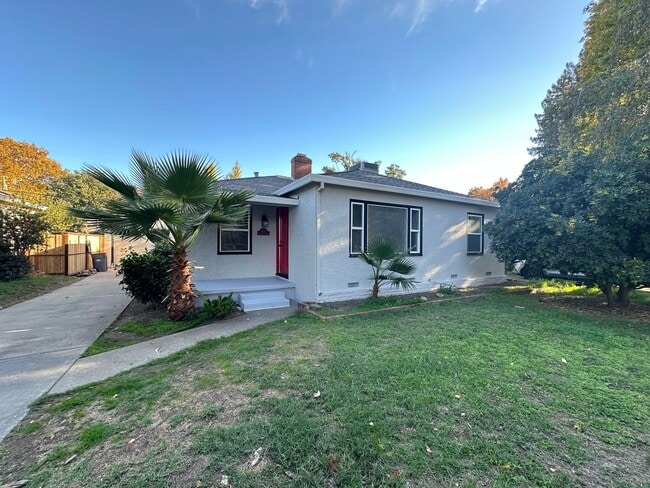 Building Photo - Remodeled Gem in Desirable Neighborhood