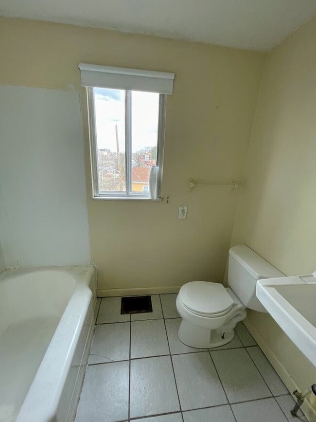 Photo - 2 bed 1 bath - Greenfield, nice location, laundry included