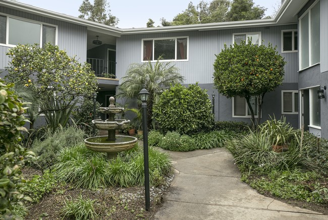 Beautiful courtyard - Sonrisa Apartments