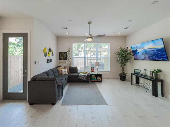 Photo - 2404 St Charles St