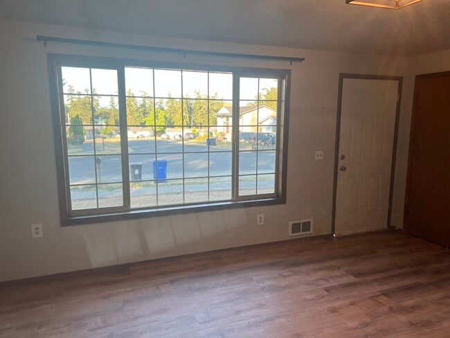 Photo - 899 Cathlamet Dr