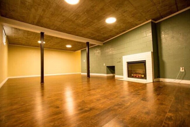 Unidad B - 105 W Tietan St