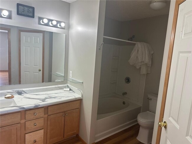 Photo - 130 River Woods Dr W