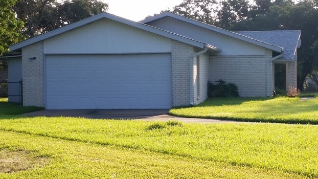 Photo - AUGUST PRE-LEASE! Spacious 4 Bedroom 2 Bathroom Home CLOSE TO CAMPUS