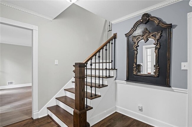 Photo - 815 Sudbury Rd NE