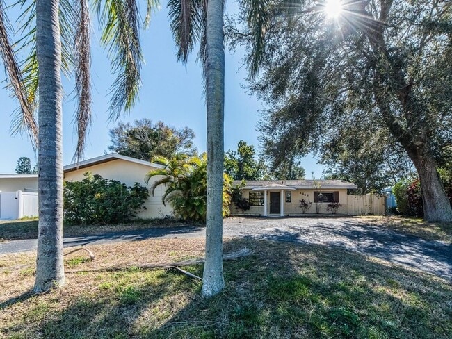 Photo - 2242 Indian Ave S