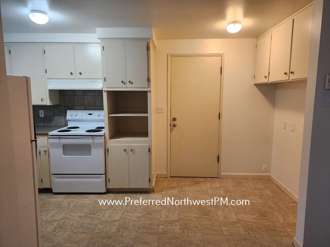 Photo - 892 Cornwall Ave