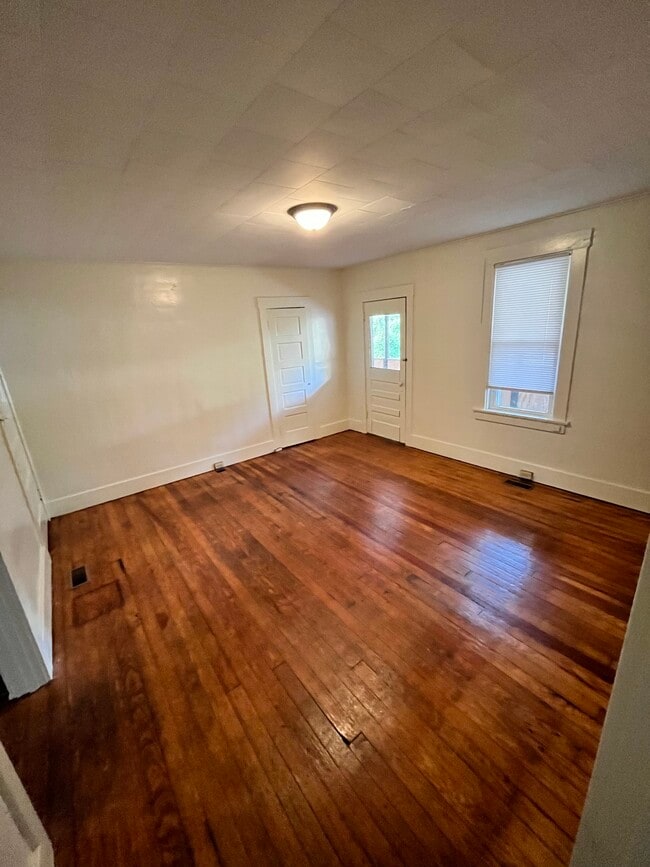 Building Photo - 774 Weaver St Unit 774-1 Weaver