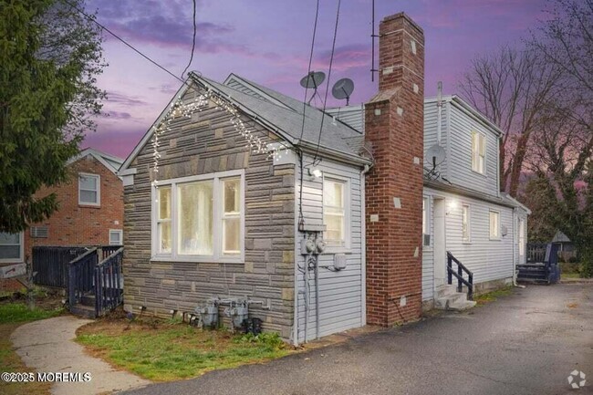 Building Photo - 207 Oakwood Ave Rental