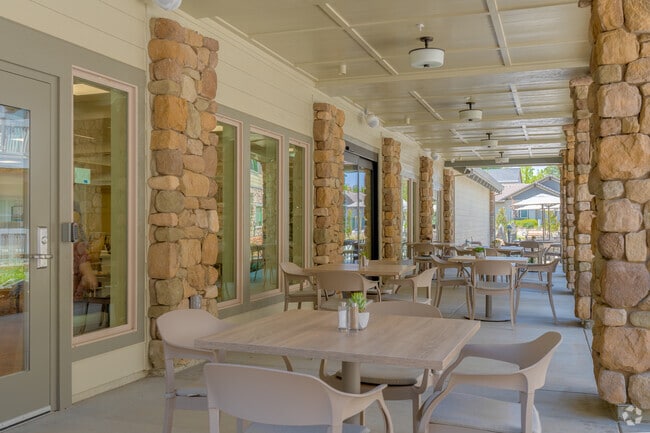 Outdoor Dining - Hearthstone Lodge Senior Residences