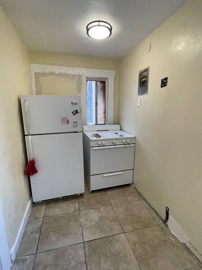 Refrigerator & Stove / Range provided - 1120 S Berendo St Unit 1120.5