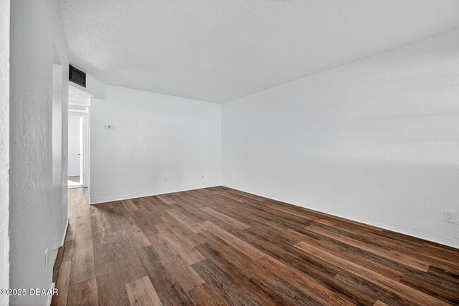 2417 N Oleander Ave