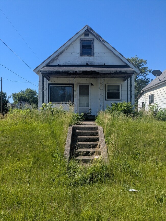 Photo - 801 W 10th St