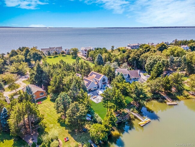 Photo - 425 Cedar Point Dr E