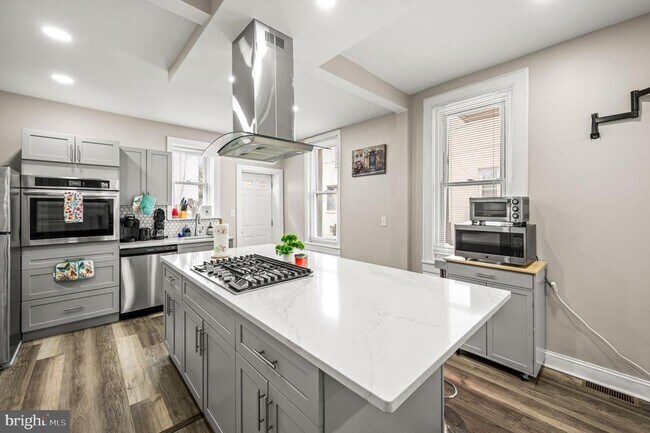 Photo - 930 N 30th St