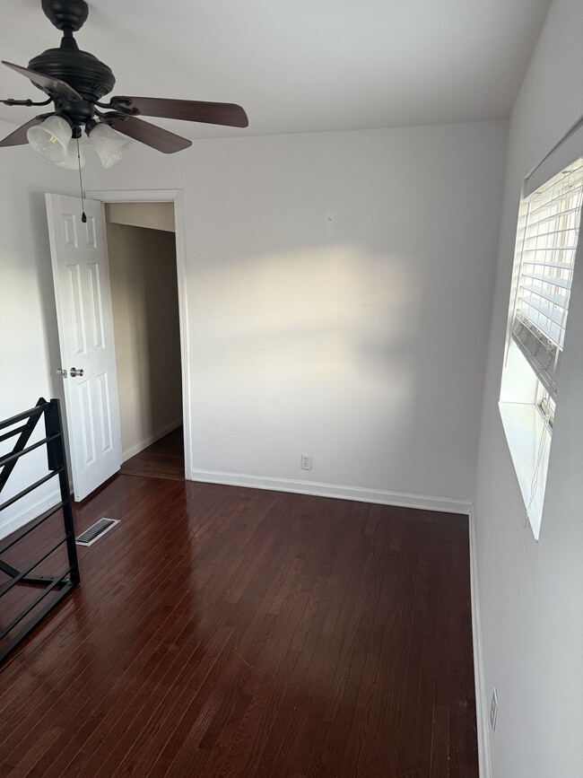 Photo - 553 Elsmere St