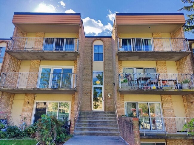 Building Photo - Commuter's dream! Unit 204 Rental