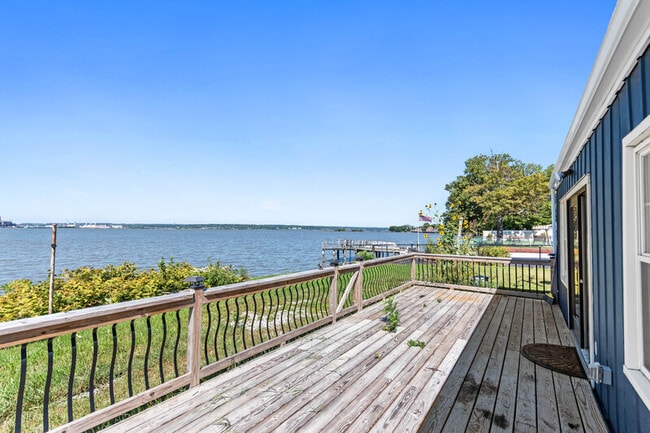 27 Delaware Dr