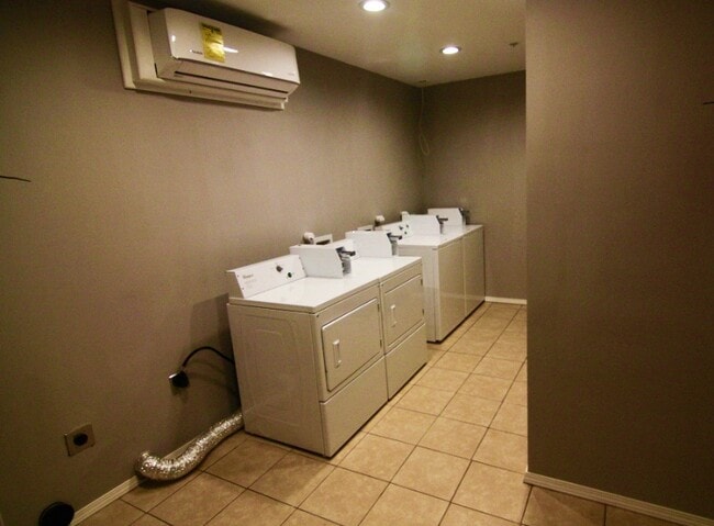 Photo - 1306 E 11th St Unit 9