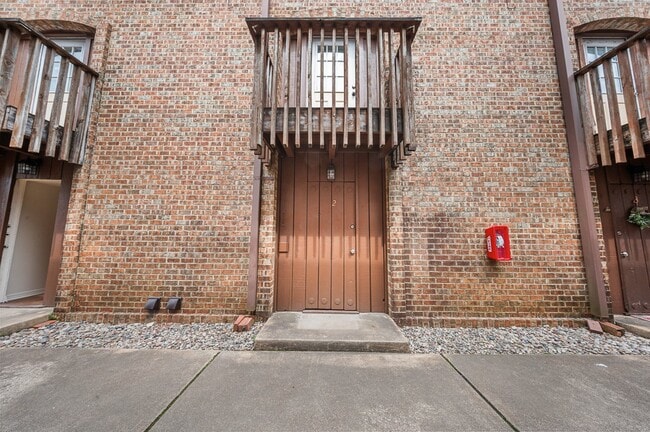 Building Photo - 208 E Starr Ave