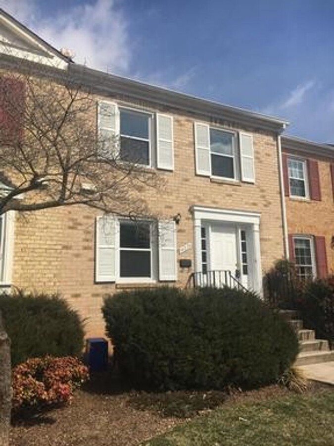 VERY NICE 4 BEDROOM. 2.5 BATH TOWNHOME IN ... - VERY NICE 4 BEDROOM. 2.5 BATH TOWNHOME IN ...