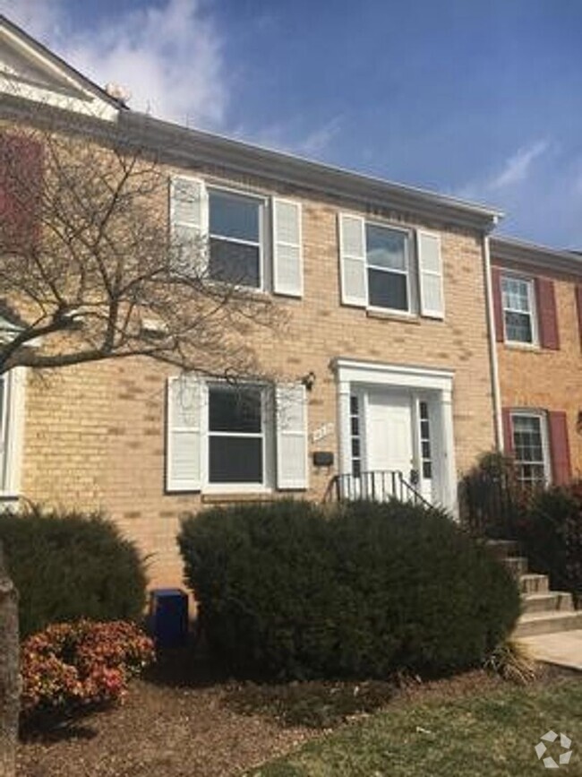 Building Photo - VERY NICE 4 BEDROOM. 2.5 BATH TOWNHOME IN ...