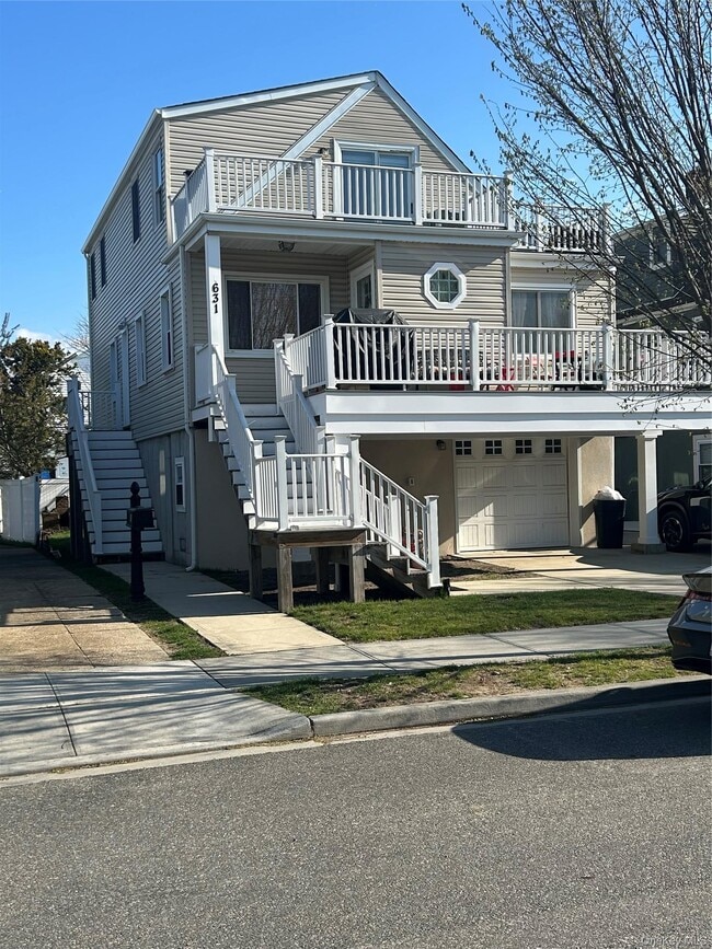 Building Photo - 631 W Market St Unit 2