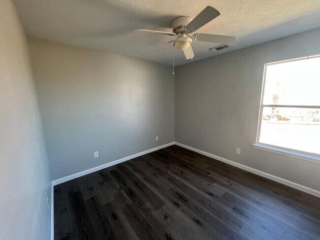 Photo - 19451 Nasworthy Dr