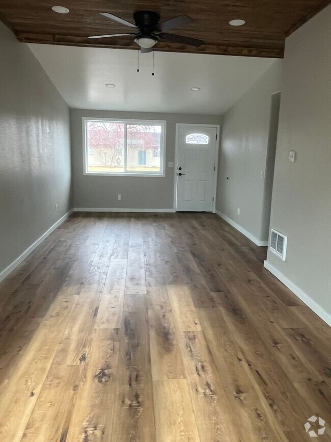 Building Photo - Single family home.  3 Bedroom,2 bathroom
