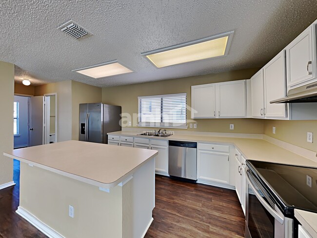 Photo - 304 Sandlewood Ln