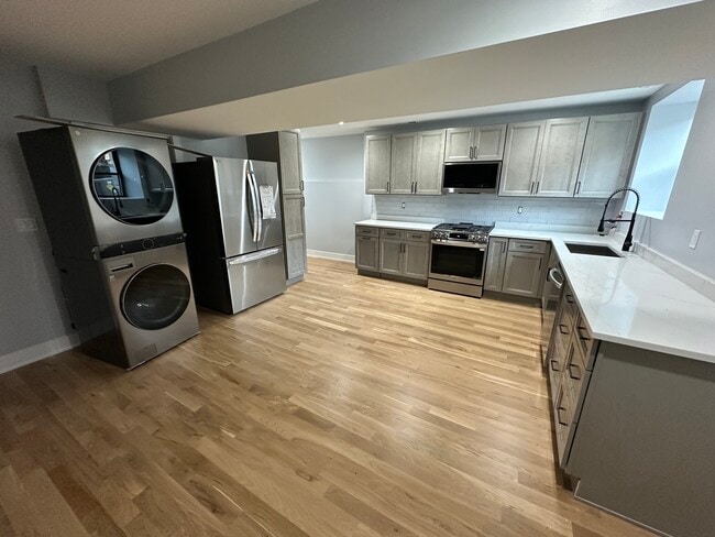 Kitchen - 2046 W Moffat St Unit 1