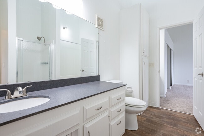 2BR, 1BA - 945SF - Bathroom